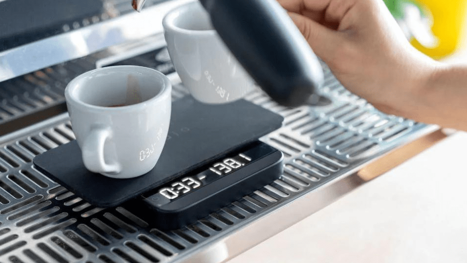 Eine Waage von Acaia wird benutzt um Espresso mit einer Siebträgermaschine zu brühen.