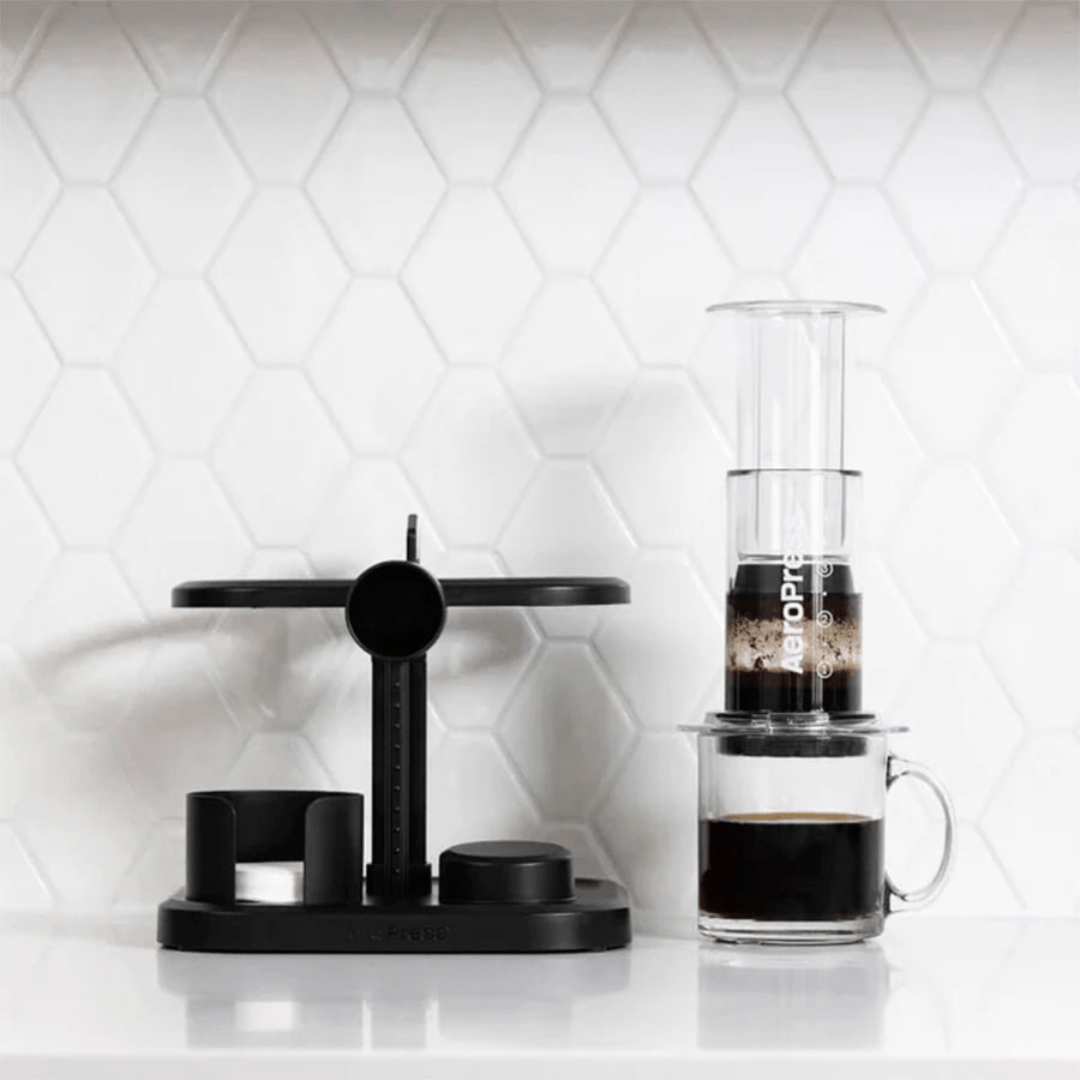 Der AeroPress Organizer neben einer AeroPress Clear.