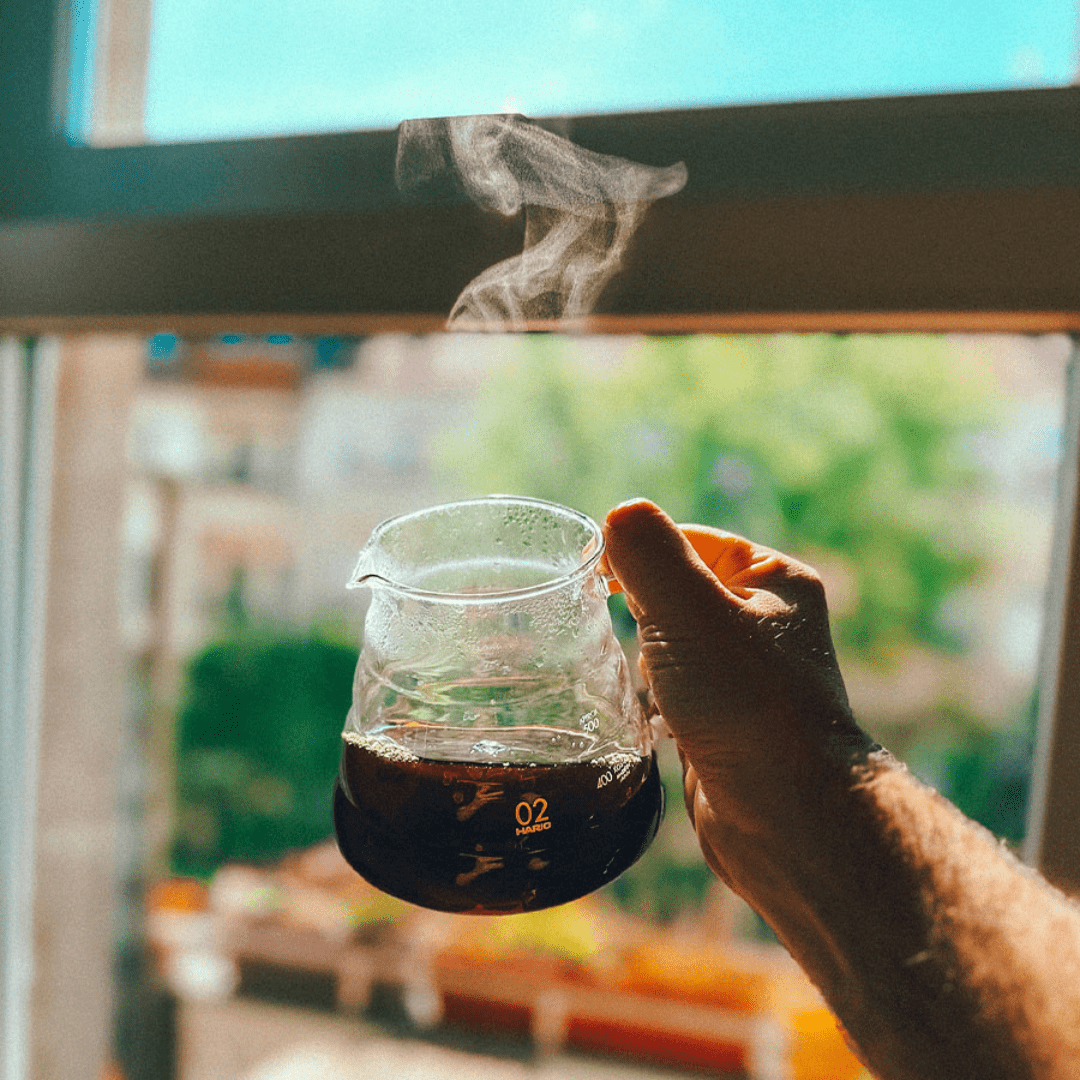 Frisch gekochter, dampfender Kaffee ist in der Hario Glaskanne.