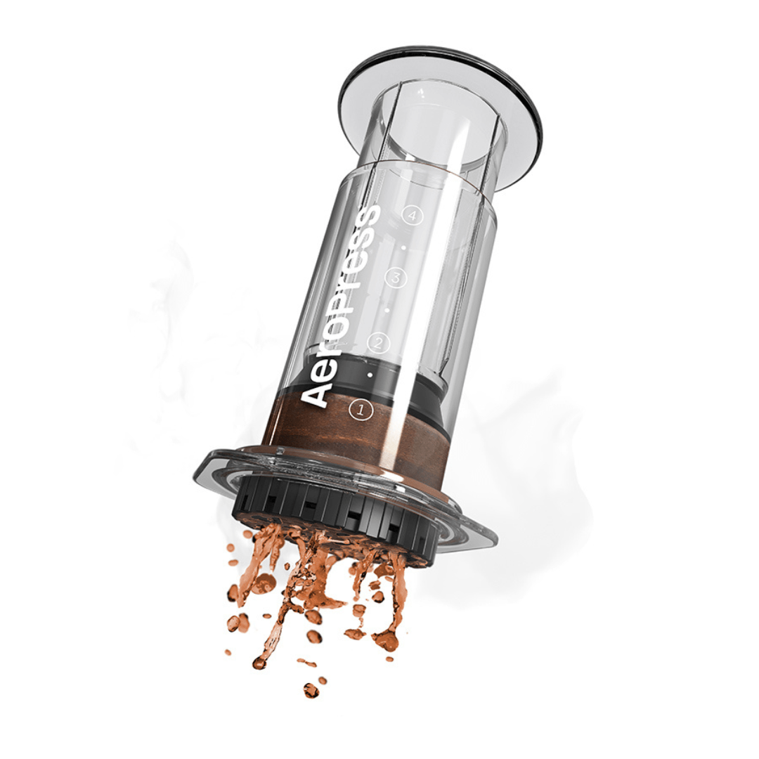 Die AeroPress ist gefüllt mit Wasser und Kaffeepulver und aus dem Filter spritzt der fertige Kaffee heraus. 