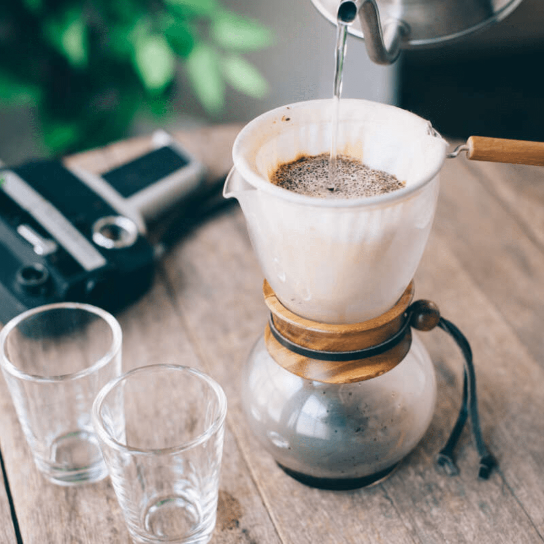 Der Hario Drip Pot Woodneck Kaffeezubereiter wird verwendet um Filterkaffee zu brauen