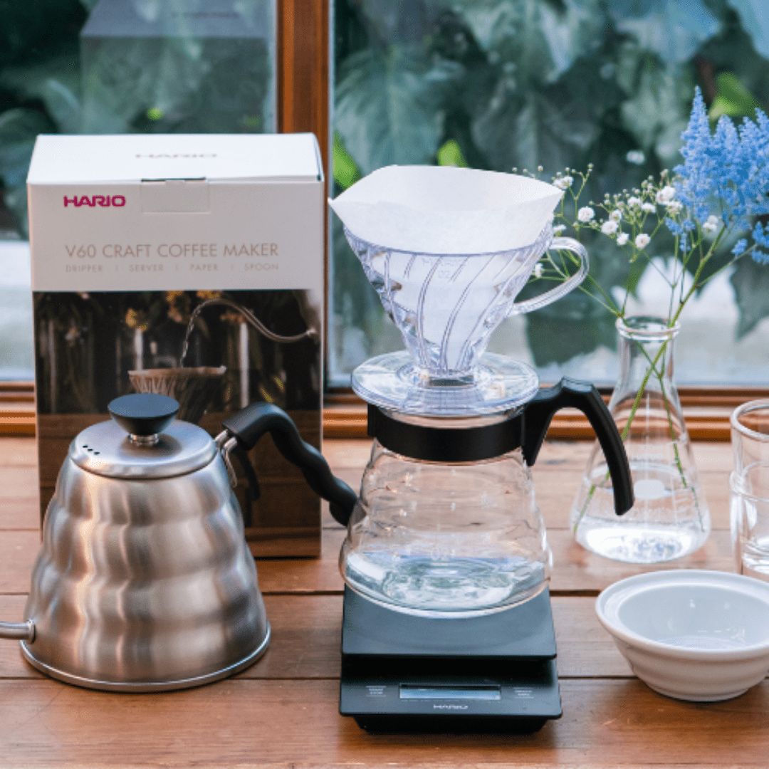 Der Hario V60 Craft Coffee Maker steht auf einer Kaffeewaage mit der Verpackung im Hintergrund