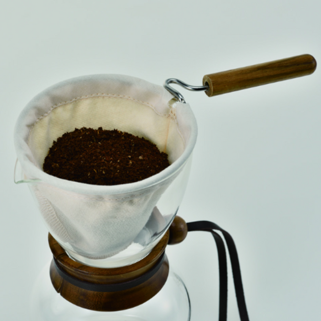 Ein Bild des Filters des Drip Pots von Hario, gefüllt mit Kaffeepulver