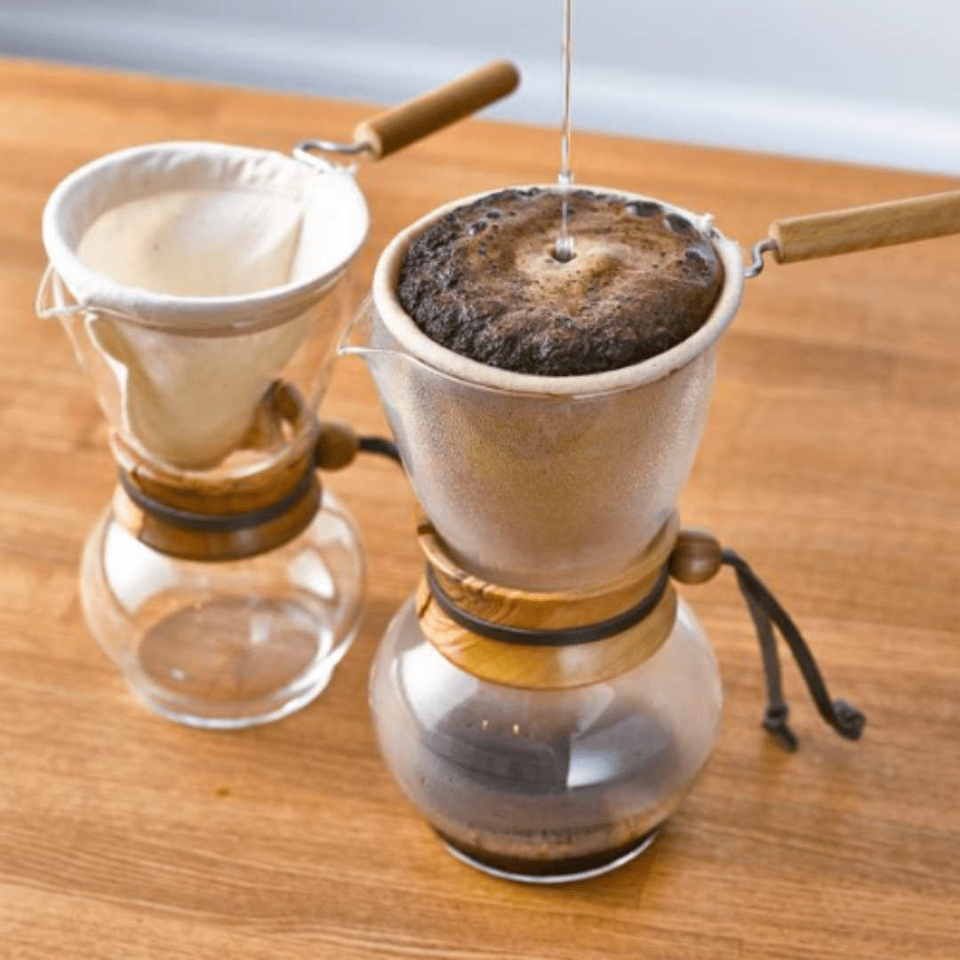 Es wird gerade Kaffee in den Hario Drip Pot Woodneck aufgegossen