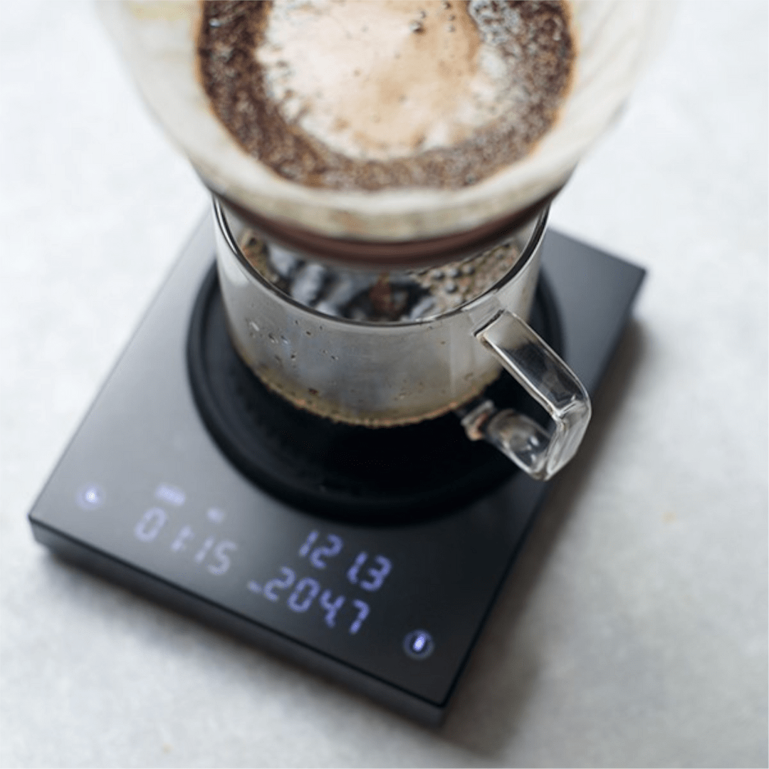 Ein Filterkaffee wird auf der Timemore Black Mirror Basic Plus Feinwaage gebraut