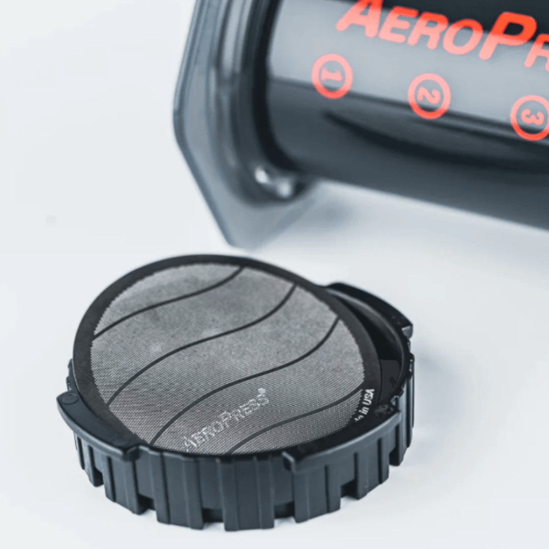 Der AeroPress Edelstahlfilter liegt in der Filterkappe der AeroPress Original