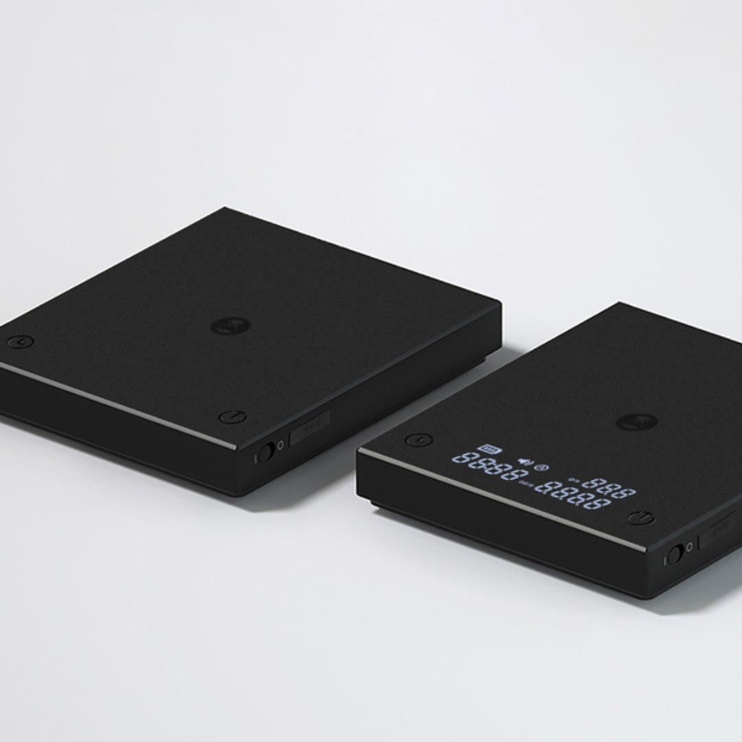Zwei Timemore Black Mirror Basic 2 in schwarz stehen nebeneinander, die eine ist angeschaltet, die andere aus.