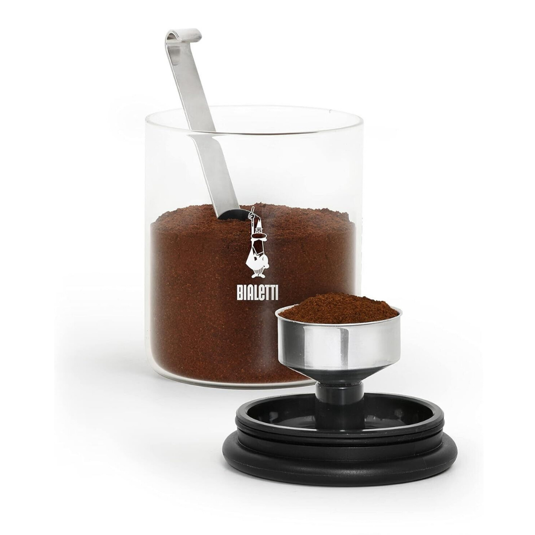 Die Bialetti Kaffeedose aus Glas, gefüllt mit Kaffee und einem Espressokocher-Trichter im Deckel.