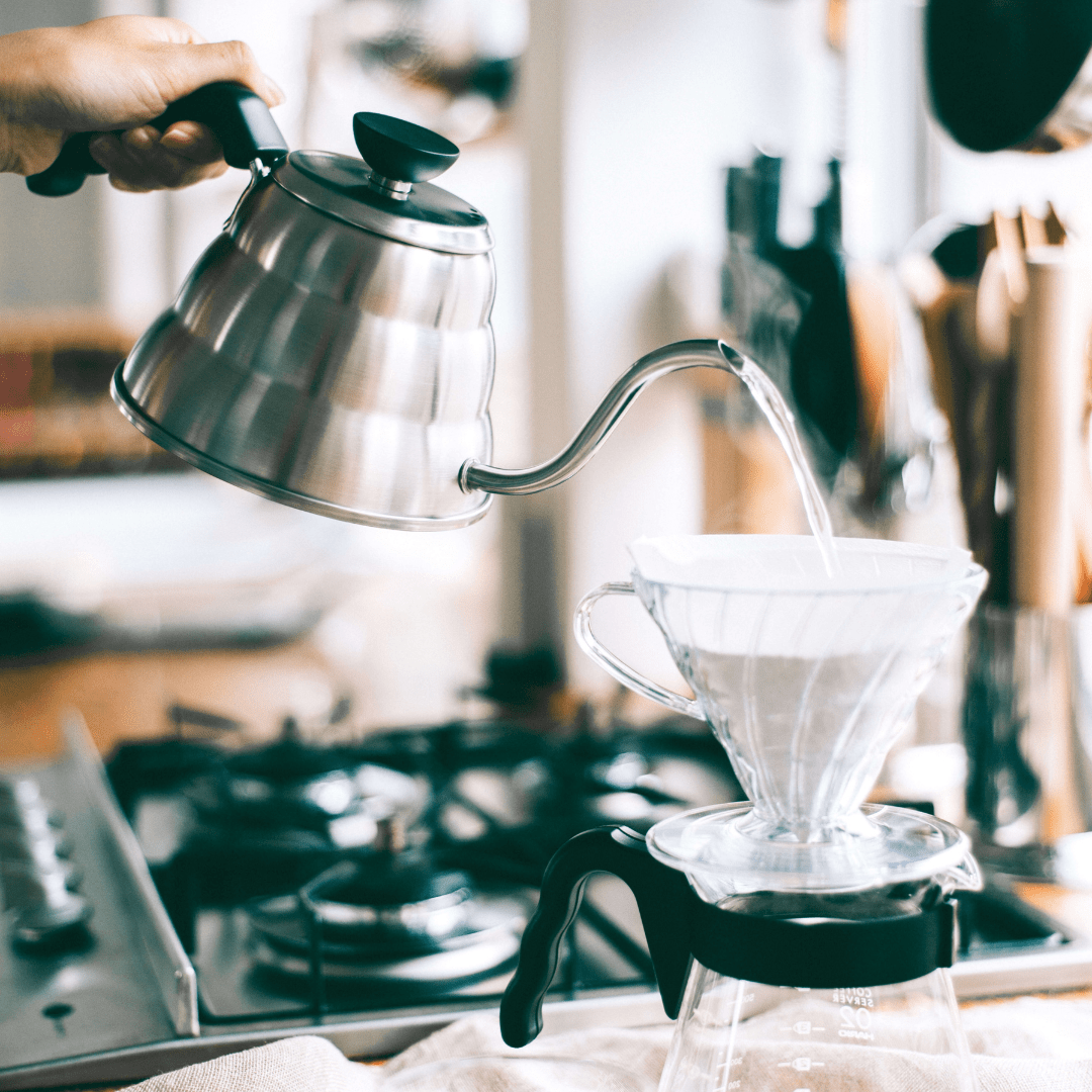 Die V60 Buono Kaffeekanne wird verwendet um Kaffee aufzugießen