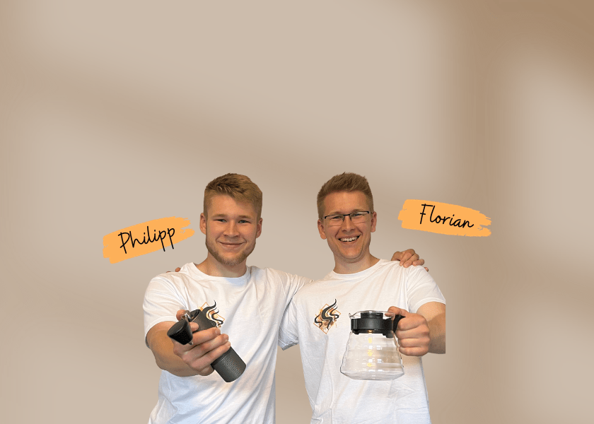 Ein Bild von Philipp & Florian, die Betreiber des Kaffeeshops. Philipp hält eine Timemore C2 in die Kamera, Florian eine Hario V60